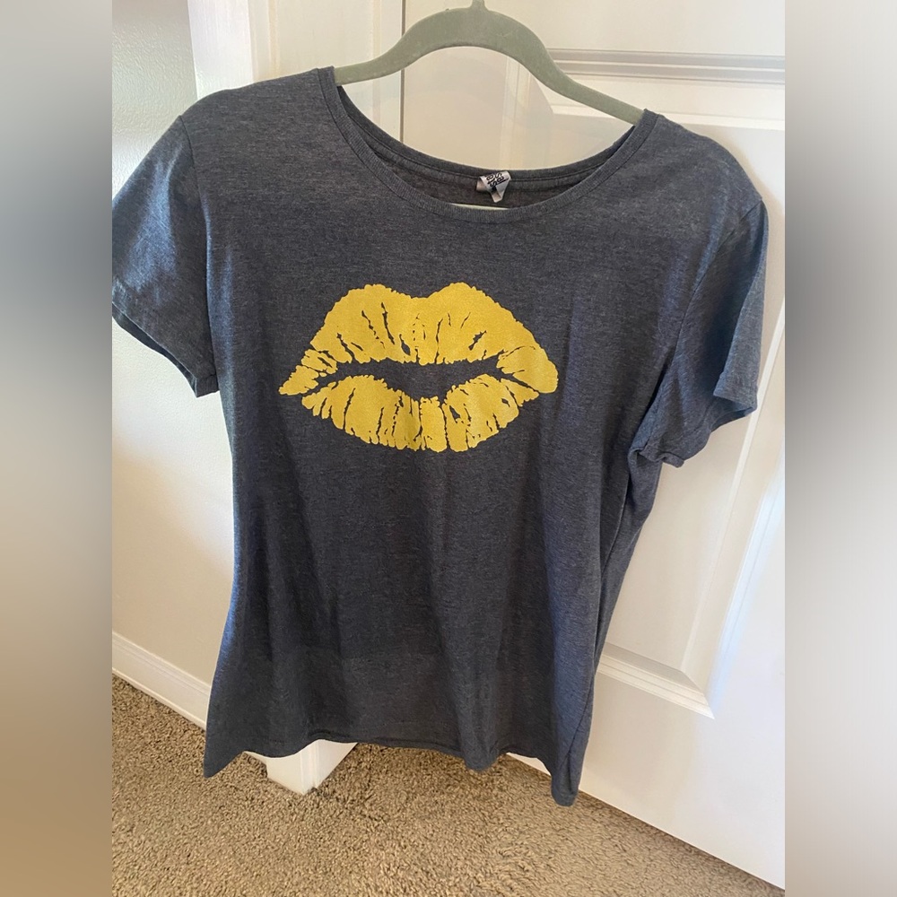 Size large lip gray tshirt